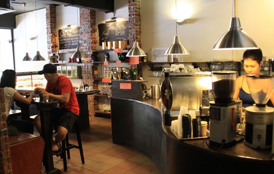 Leafy outdoor patio at Feeka Coffee Roasters on Jalan Mesui with greenery surrounding the tables