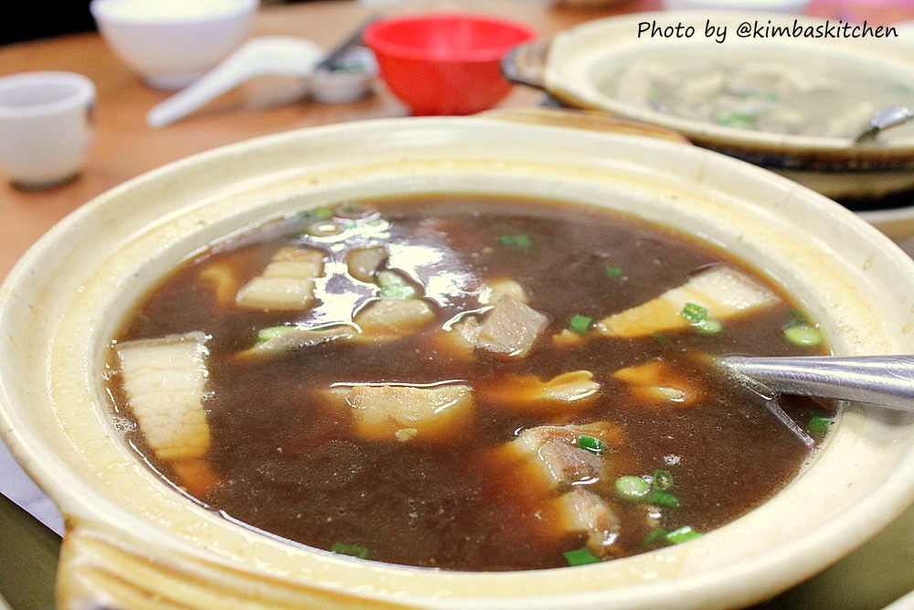 A claypot of Hing Kee bak kut teh showing lighter herbal broth with tender pork ribs and mushrooms