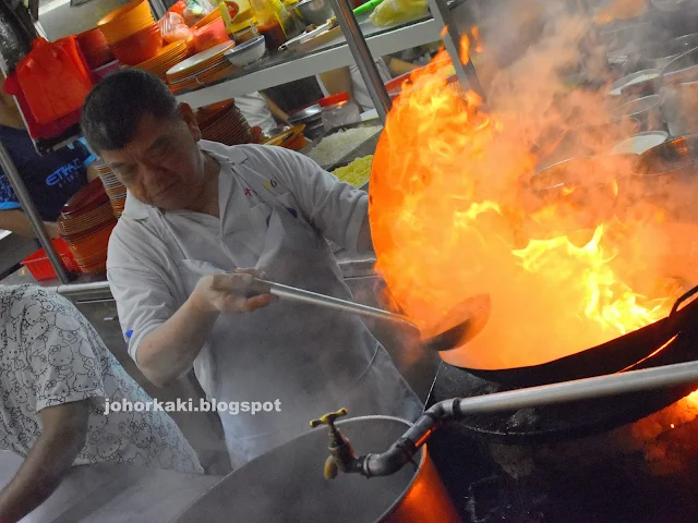 Dark soy-fried Hokkien mee with pork lard, prawns and cabbage at Kim Lian Kee