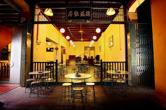 Wok-fried dishes served family style at Tek Sen Restaurant