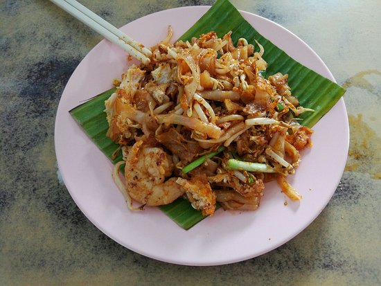 Tiger char koay teow with large prawns on a plate